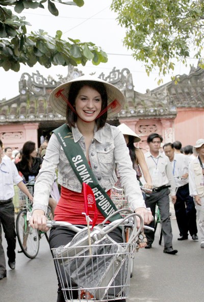 Hoa hậu CH Slovak đội nón lá tại Hoa hậu Hoàn Vũ 2008 tổ chức tại Nha Trang, Việt Nam.